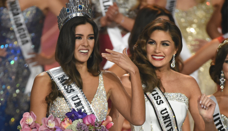 Gabriela Isler (der), Miss Universo 2013, corona a la colombiana Paulina Vega, Miss Universo 2014. / Foto: Timothy A. Clary -AFP