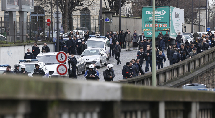Decenas de policías cercan la periferia al Supermercado Kösher Hyper Cacher en París. / Fotos: Martin Bureau - AFP