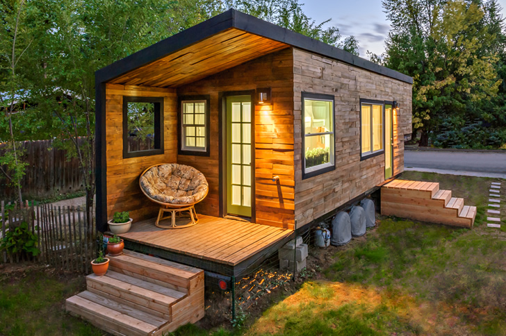 Esta pequeña casa de 22 metros cuadrados fue construida por una arquitecta con materiales reciclados y técnicas sustentables / Foto: Macy Miller