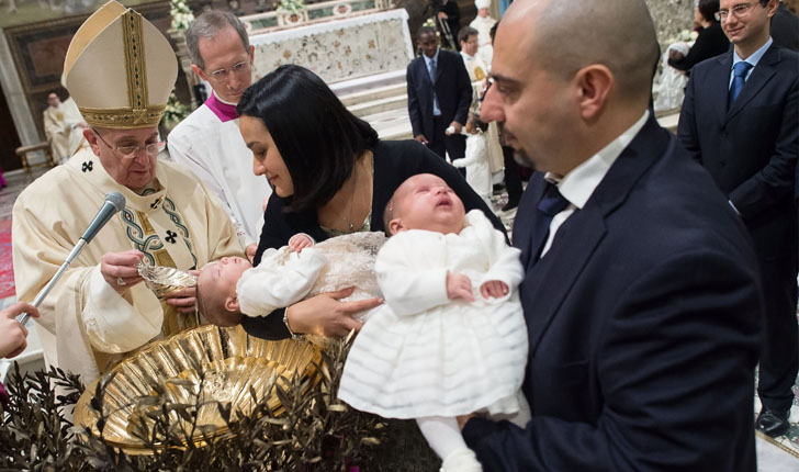 Durante un bautizo masivo en la Capilla Sixtina el Papa permitió amamantar en una situación presentada. / Foto: Osservatore Romano - AFP