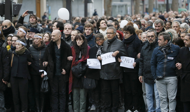 Corinne Rey, el reconocido caricaturista "Coco" y sobreviviente del atentado a Charlie Hebdo marcha en protesta por el ataque. / Foto: Patrick Kavorik - AFP