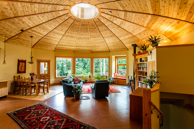 Tragaluz interior en la casa "yurta" sustentable