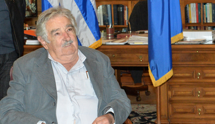 En una visita que se extiende durante la jornada, el presidente de Bolivia Evo Morales es recibido por José Mujica, quien en la culminación de su mandato, firmará un memorando de acceso al puerto de aguas profundas que Uruguay construirá sobre el océano Atlántico.