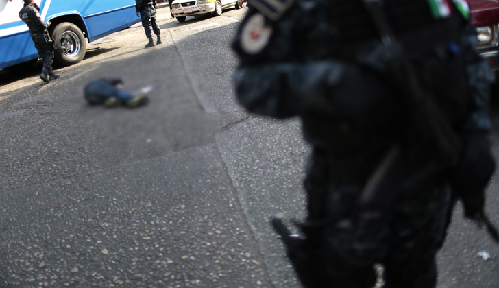 La policía afirma que el hombre fue interceptado por los agentes y entonces comenzó a arrojarles piedras que golpearon a dos policías. / Foto: AFP.