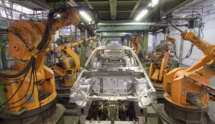 La industria automotriz es de las que más utilizan el recurso robótico en sus líneas de ensamblaje.
