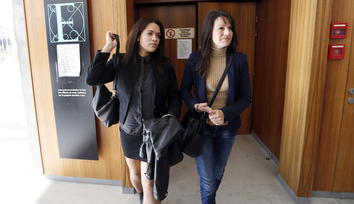 Sophie Serrano y su hija Manon saliendo de una audiencia pública por el caso de cambio de bebés que conmovió a Francia. / Foto: Valery Hache - AFP