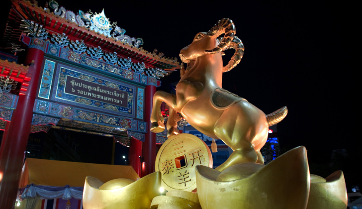 Aparte de China, varios países del mundo celebran el año nuevo chino. La estatua de una cabra se erigió en el "chinatown" de Bangkok, Tailandia. / Foto: Nicolas Asfouri - AFP