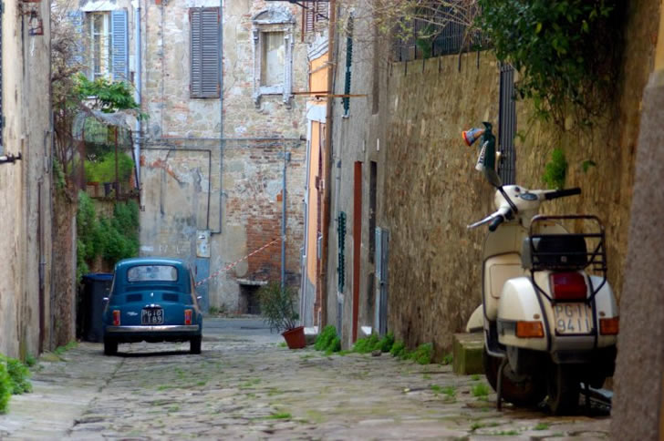 Trekking urbano y visitas a sitios históricos en la ciudad de Perugia, Umbría en Italia