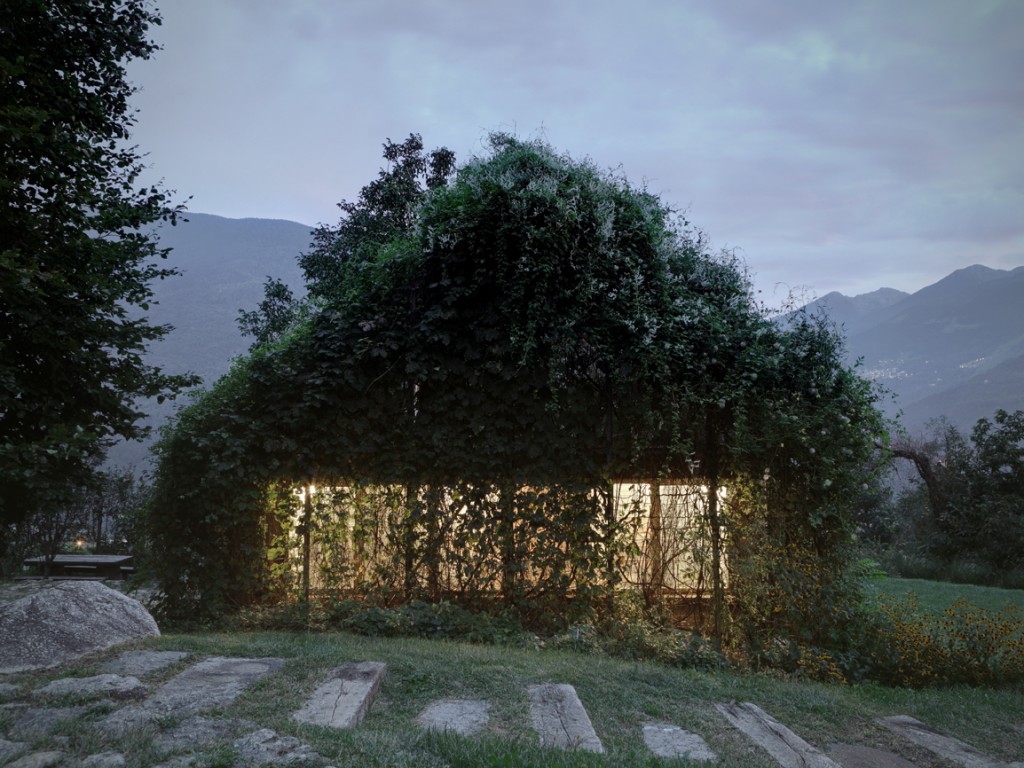 Viejo garaje en los Alpes convertido a un hogar consumido por las plantas / Foto: Marcello Mariana