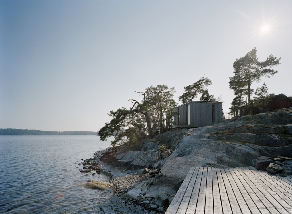 Pequeña cabaña de huéspedes en la orilla de una isla en Suecia con vistas al mar Báltico / Foto: Claesson Koivisto Rune