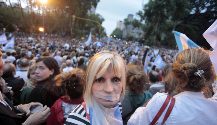 Decenas de miles de personas se dieron cita en ciudades como Buenos Aires, La Plata y Mar del Plata, para pedir justicia en el caso de la muerte del Fiscal Nisman / Foto: STR - TELAM - AFP