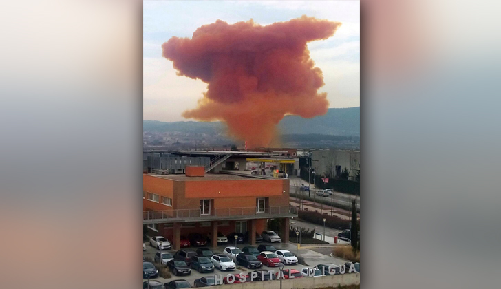 Fotografía facilitada a AFP por el Servicio de Protección Civil de España que muestra la explosión en la planta química, en la ciudad catalana de Igualada.