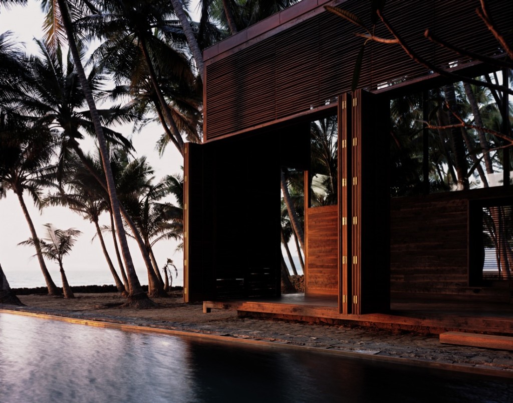 Casas tropicales hechas con palmera borassus, ubicadas en la costa de India / Foto: Helene Binet