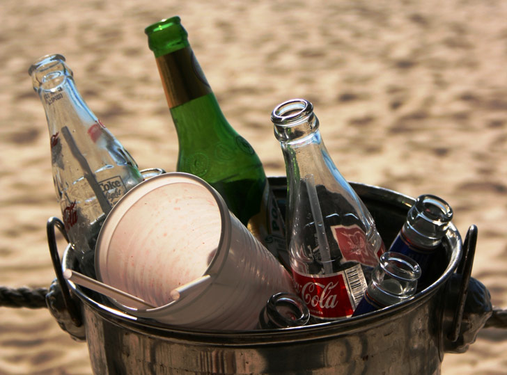 Botellas de vidrio, plástico, papeles y latas de aluminio son los materiales reciclados más comunes / Foto: milkanndcereal en DeviantArt Botellas de vidrio, plástico, papeles y latas de aluminio son los materiales reciclados más comunes / Foto: milkanndcereal en DeviantArt