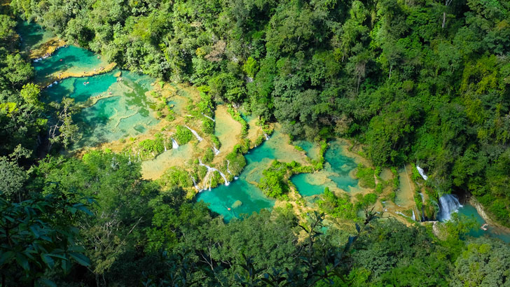 Piscinas turquesas Semuc Champey en Guatemala