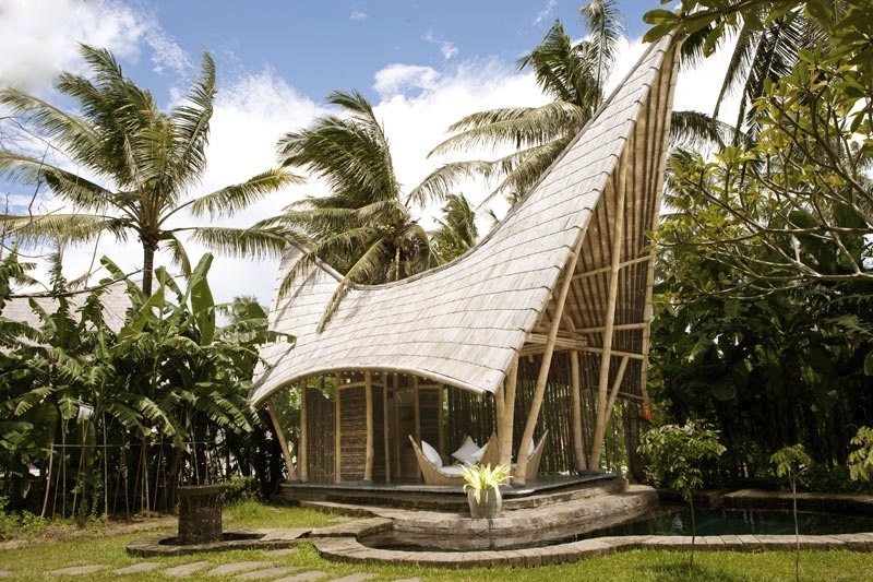 Villa construida con bambú en medio de la selva de Bali / Foto: Ibuku