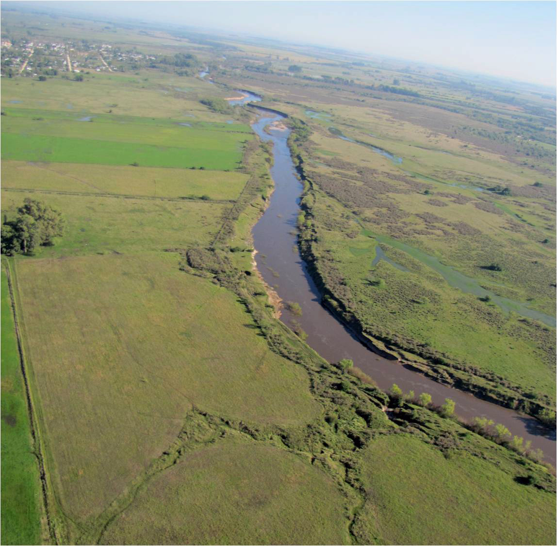 Río Santa Lucía desde el aire. Pueden verse los cultivos alcanzando la orilla del río. / Foto: Waterlat Gobacit.
