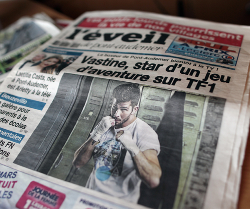 Un periódico local francés muestra una foto del boxeador Alexis Vastine, uno de los deportistas fallecidos en el siniestro. / Foto: Charly Triballeau - AFP