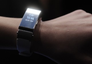 El nuevo reloj-teléfono Huawei Talkband B2, que entra a competir directamente con el iwatch de Apple. / Foto: Joseph Lago AFP