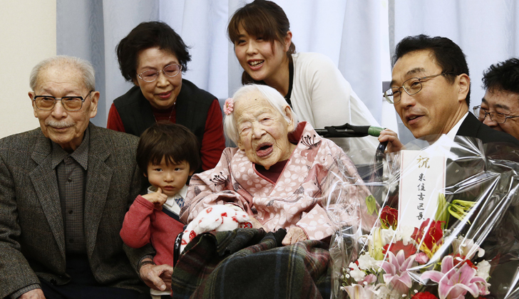 Misao Okawa celebra con su familia su cumpleaños número 117, que la convierte en la persona más longeva en todo el mundo. / Foto JIJI Press - AFP