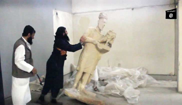 Imagen tomada de uno de los vídeos difundidos por Welayat Nineveh, la agencia de medios del Estado Islámico, donde se ve a dos militantes destruyendo obras de un museo en Irak. / Foto: Welayat Nineveh- AFP