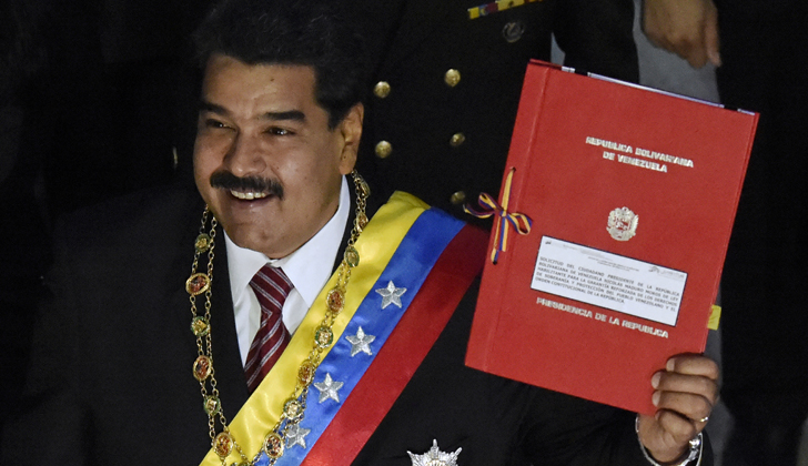 Maduro sostiene una carpeta con el proyecto de ley presentado ante el Parlamento venezolano. Una lista de poderes especiales que contiene este proyecto fueron aprobadas para Maduro por un año. / Foto: Juan Barreto - AFP