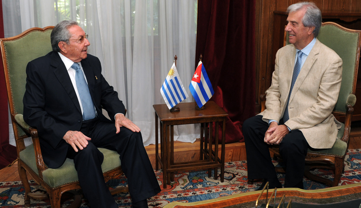 Tabare Vazquez recibió a Raúl Castro, primer mandatario cubano. / Foto: AFP