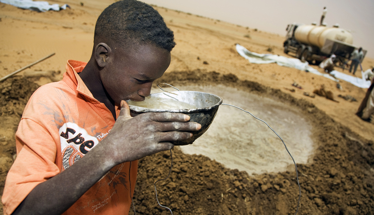 En algunos lugares de África, como en Darfur del Norte, en Sudán, el agua debe ser entregada con camiones cisterna dado que no existen fuentes potables en kilómetros a la redonda. / Foto: United Nations Photo