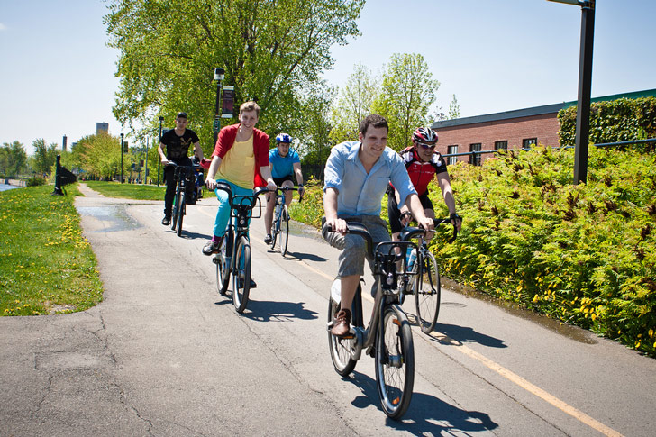 Cada vez más ciudades se comprometen con la disminución de autos en las zonas más transitadas, permitiendo libre acceso a bicicletas / Foto: Robert Smith