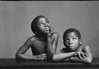 Coro Sudafricano: Albert Jonas y John Xiniwe, El Coro Africano. London Stereoscopic Company, 1891. Cortesía ©Hulton Archive/Getty Images.