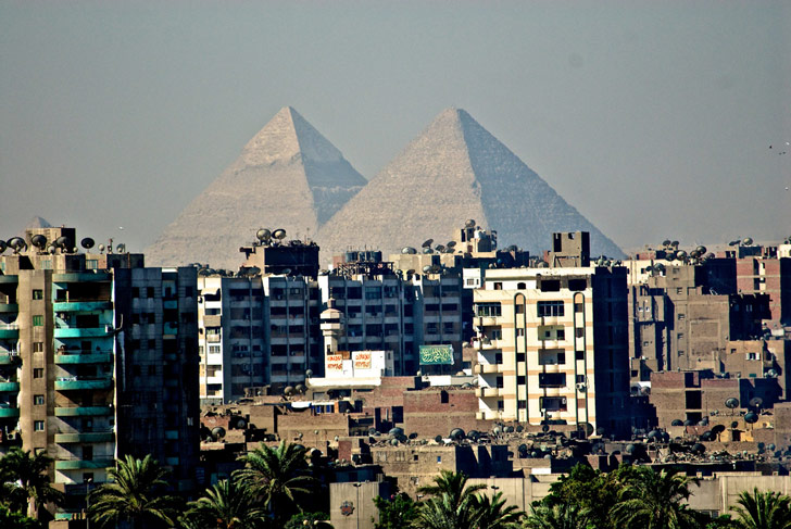 Vista de las majestuosas pirámides desde la urbanización en El Cairo, Egipto / Foto: Mark Mitchell