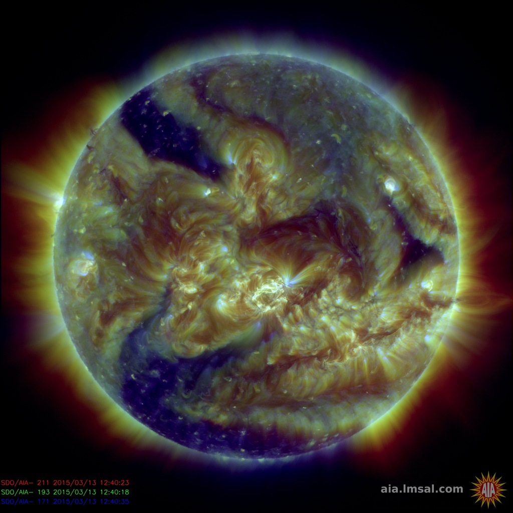 Esta imagen captada por el Observatorio de Dinámica Solar de la NASA muestra en color amarillo las zonas más calientes, como consecuencia de las explosiones. / Foto: Solar Dymanics Observatory - NASA
