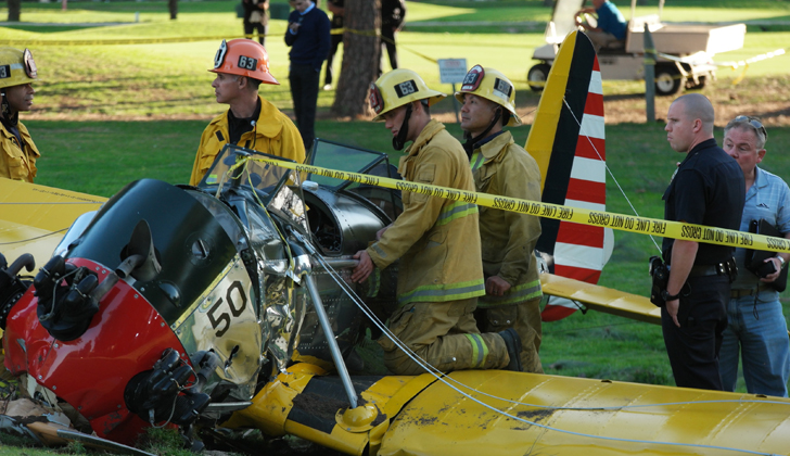 Bomberos inspeccionan la cabina de la avioneta en que se estrelló Ford. A pesar de lo aparatoso del accidente, el actor salió vivo con lesiones leves. / Foto: Jonathan Alcorn - AFP