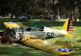 El avión se estrelló en el Campo de Golf Penmar, en Venice, California. / Foto: Jonathan Alcorn - AFP