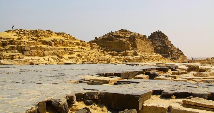 Restos de recubrimiento de piedra negra lisa en la zona de mastabas de la Necrópolis de Giza, en las afueras de El Cairo / Foto: Tyler @trp0 en Flickr