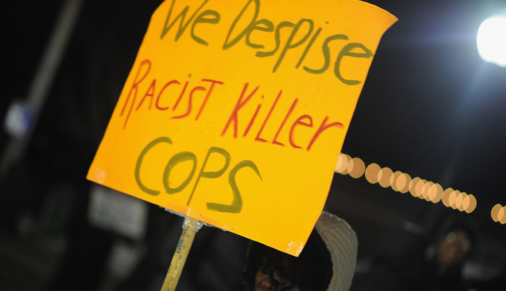 "Desprecio a los policías racistas y asesinos" cita un cartel en unas de las protestas en Ferguson. / Foto: Michael B. Thomas - Getty Images North America - AFP