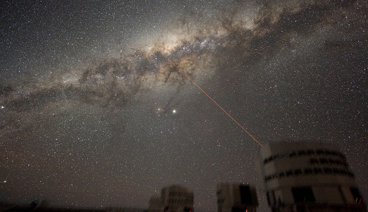 Imágen del Observatorio Paranal, en Antofagasta, Chile. En la fotografía de larga exposición (5 minutos) se ve el disparo de un láser al centro de la galaxia para hacer mediciones científicas sobre el tamaño de nuestra Vía Láctea. Foto: ESO/Y. Beletsky