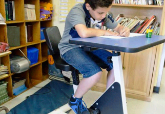 En Canadá prueban usar bici-escritorios para niños hiperactivos. Foto: Le Journal de Montréal