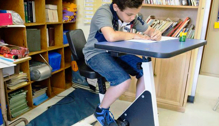 En Canadá prueban usar bici-escritorios para niños hiperactivos. Foto: Le Journal de Montréal