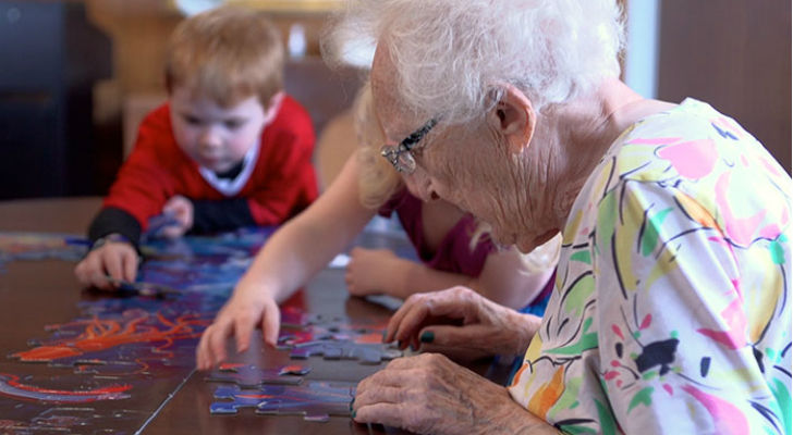Niños preescolares y ancianos juntos en una experiencia conmovedora