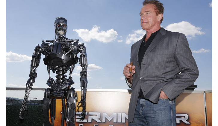 Arnold Schwarzenegger posa junto al cartel de la película en el lanzamiento oficial mundial. Foto: Francois Guillot - AFP-