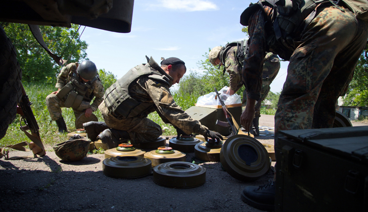 Militares ucranianos preparan minas anti-tanque en la ciudad de Doniinka, en la región de Donetsk. Foto: Oleksandr Ratushniak - AFP.