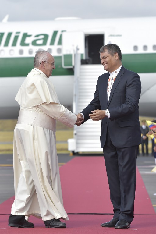 Momento en que el Presidente de Ecuador, Rafael Correa, saluda al Pontífice a su llegada. Foto: Osservatore Romano - AFP.