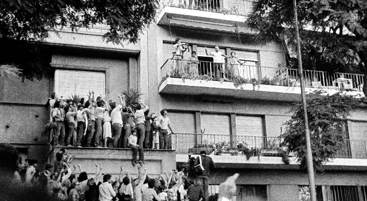 Foto: Cdf/Liber Seregni y su esposa, Lilí Lerena, saludando en el balcón de su apartamento, ubicado en Bulevar Artigas y Bulevar España. 19 de marzo de 1984.