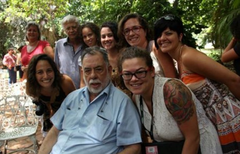 Elisa, junto a algunos de sus compañeros de generación y el cineasta Francis Ford Coppola. 
