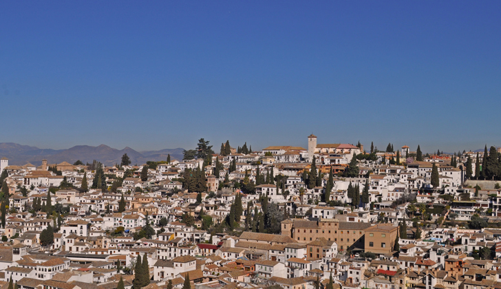 las reservaciones están agotadas en la mayoría de las comunidades de la costa y los vuelos no cesan de traer nuevos contingentes de turistas tanto con sus hoteles previstos, como otros “a lo que pase”. Foto: pueblo de Albaicín de Alhambra, en Andalucía. Harshil Shah©. 