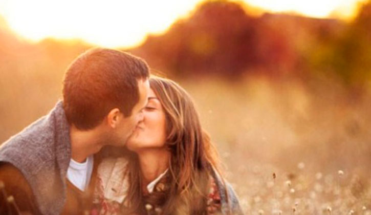 Los besos no son un acto de amor para la mitad del mundo. Foto: Getty Images