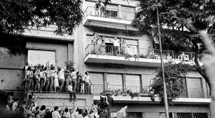 Liber Seregni y su esposa, Lilí Lerena, saludando en el balcón de su apartamento, ubicado en Bulevar Artigas y Bulevar España. 19 de marzo de 1984.