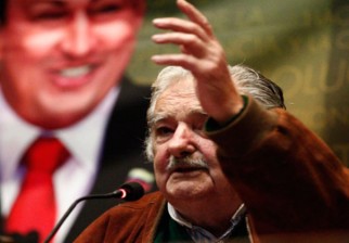 Mujica homenajea a Chávez en medio de polémica con gobierno venezolano. Foto: EFE