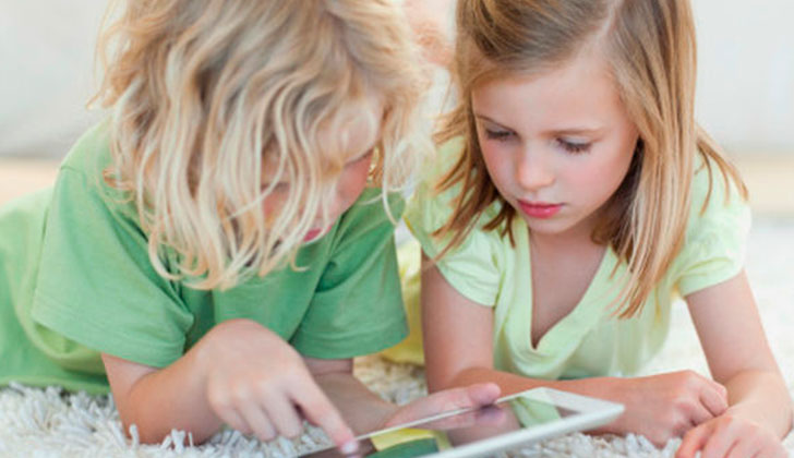 Niños que pasan más de 30 minutos con dispositivos electrónicos podrían tener problemas de espalda en el futuro. Foto: EFE